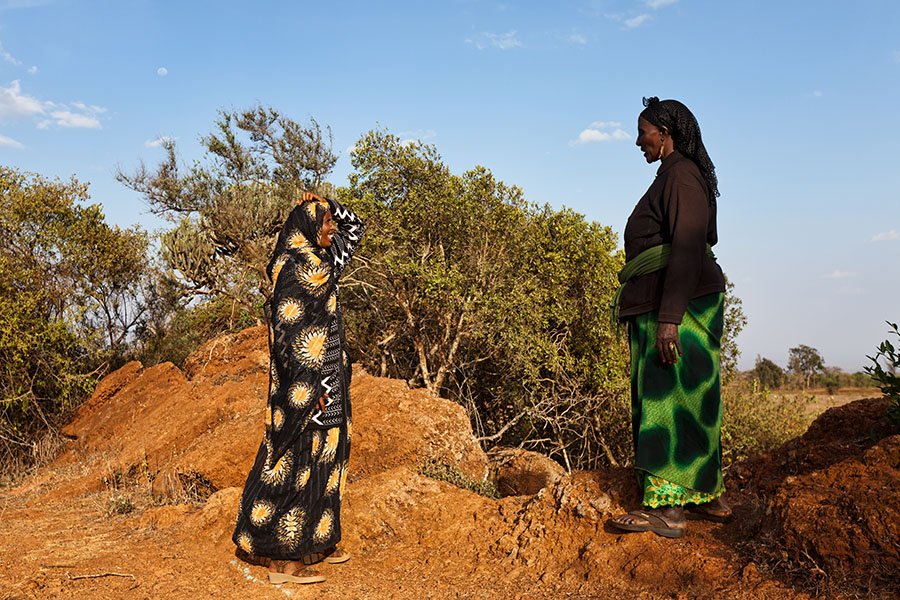  Galudida and Fatuma Godana at the sacred Kubi Dibaitu hill   Borana   Kenia 